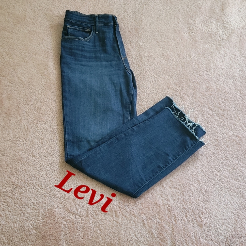 Levi's Women's Blue Denim Jeans 724 High Rise, Straight Fit. Size: 30